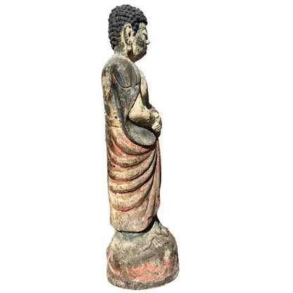 Kwan Yin Holzfigur mit polychromen Farbresten

