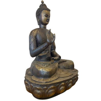Rückansicht einer antiken Ladakh-Buddha-Statue aus dem 18. Jahrhundert mit authentischer alter Patina.
