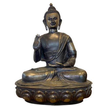 Sitzender Ladakh-Buddha aus dem 18. Jahrhundert, feuervergoldete Bronze auf einer Lotusbasis.