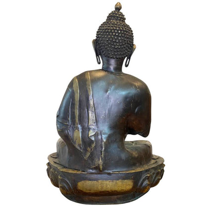 Detailansicht eines Ladakher Buddhas aus dem 18. Jahrhundert, feuervergoldete Bronze, Fokus auf Gesicht und Oberkörper