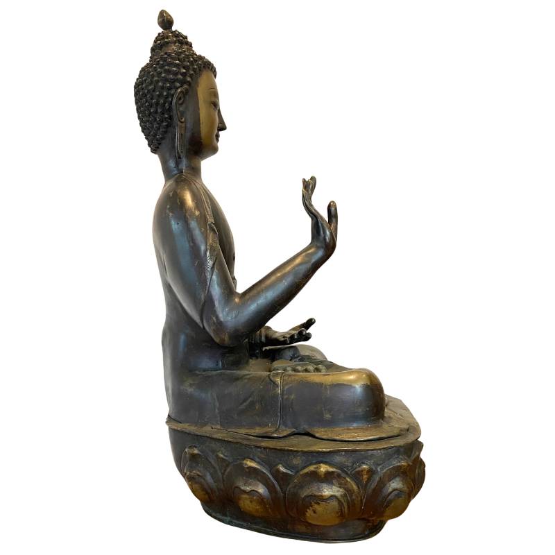 Antiker Buddha aus Ladakh, feuervergoldete Bronze, 18. Jahrhundert, Frontalansicht