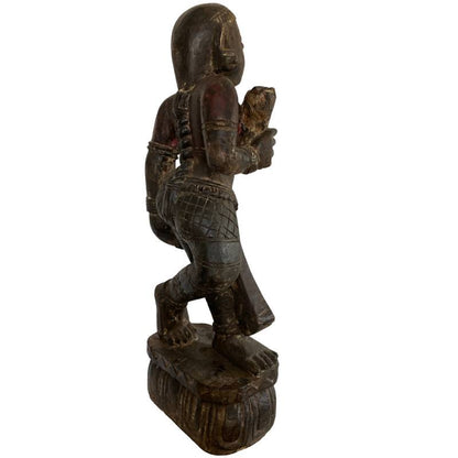 Holzfigur Lakshmi – Nepal mit Craquelé-Farbe und tiefer Patina auf der Oberfläche | 1stBuddha