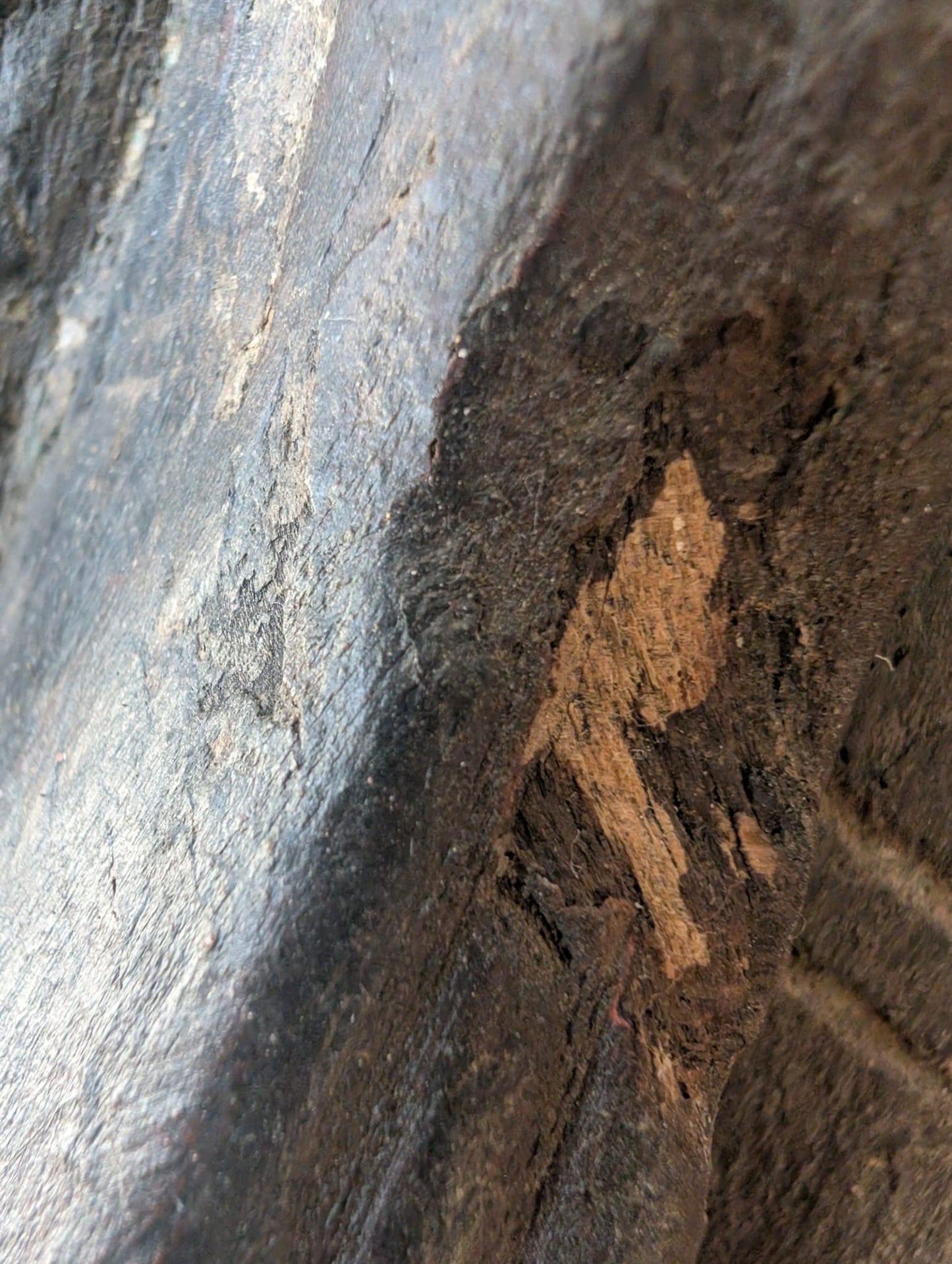 Detail Holzfigur Lakshmi – Nepal aus Holz mit sichtbaren Polychromie-Resten in den Vertiefungen der Oberfläche | 1stBuddha
