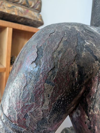 Detail Holzfigur Lakshmi – Nepal aus Holz mit Struktur, Patina und Craquelé auf der Oberfläche | 1stBuddha