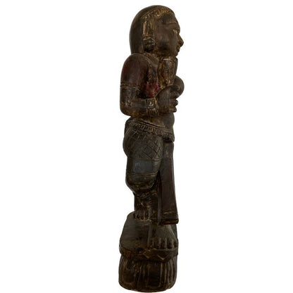 Unterseite Lakshmi Holzfigur – Nepal aus einem Massivblock mit sichtbaren Meißelspuren | 1stBuddha