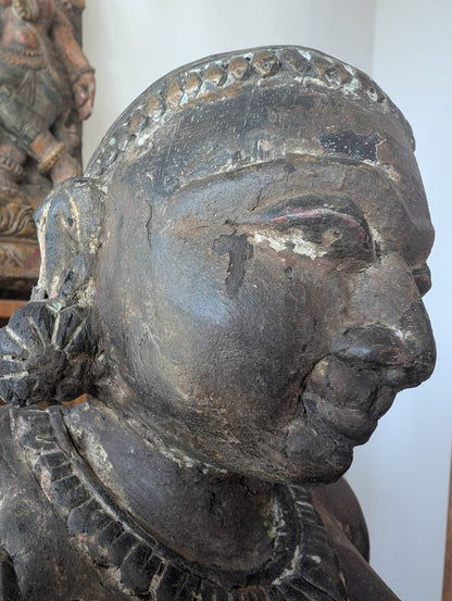 Detail Holzfigur Lakshmi – Nepal Newar Stil mit Spuren ritueller Nutzung | 1stBuddha