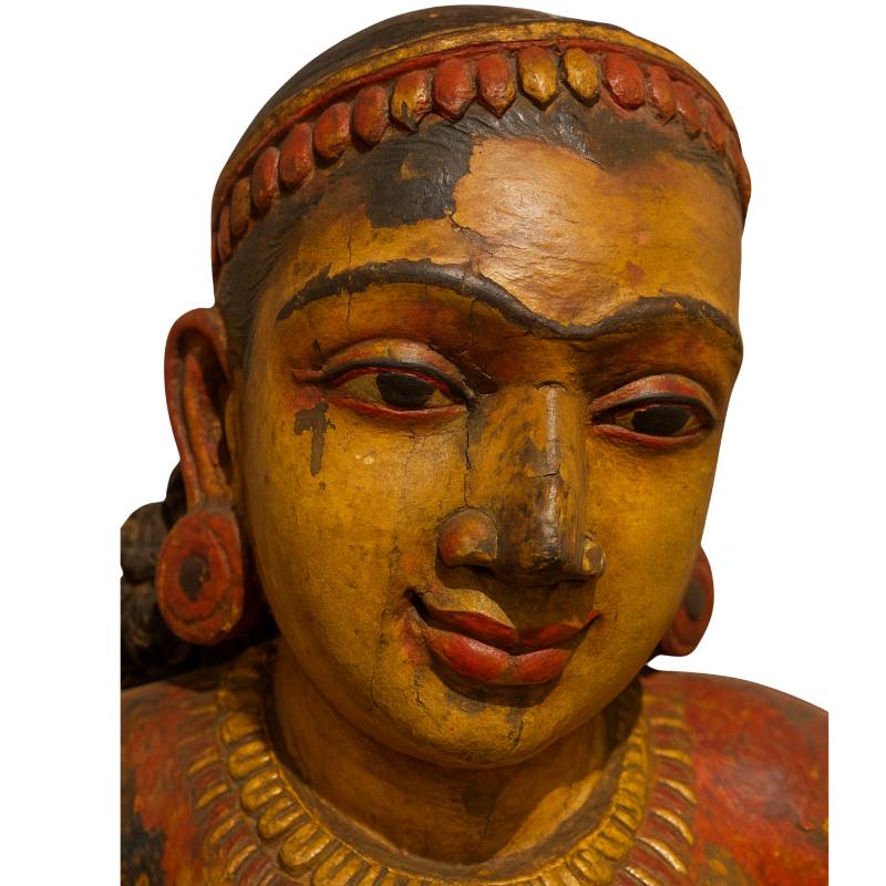 Visualisierung der ursprünglichen Farben der Lakshmi Holzfigur – Nepal mit roten Pigmenten und Goldakzenten | 1stBuddha