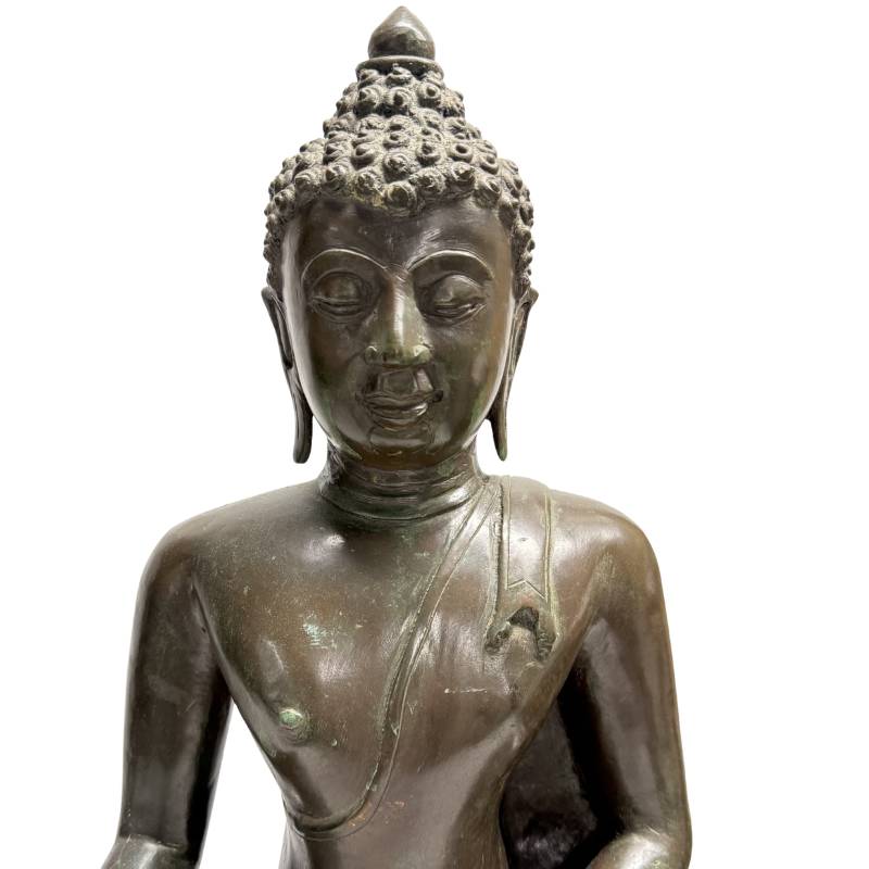 Lichtspiel auf der dunklen Patina des großen Buddhas zur Verdeutlichung der plastischen Formgebung.