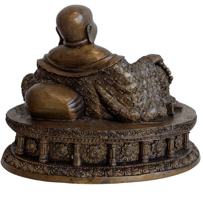 Liegender Budai Bronze China Figur als Symbol für Glück mit Patina