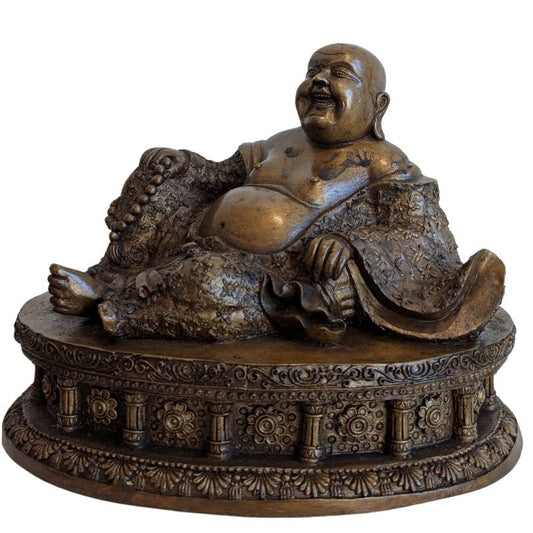 Liegender Budai aus China Bronze lachender Buddha mit Patina und ruhiger Ausstrahlung