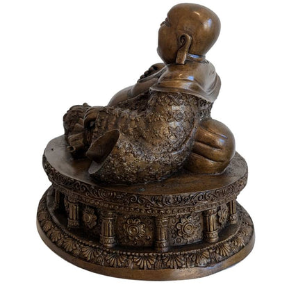Liegender Budai Bronze China mit rustikaler Patina und ruhiger Darstellung