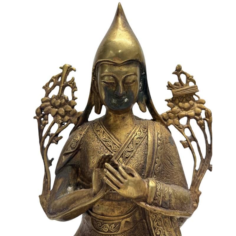 e Tsongkhapa Statue als zentrales Element für einen buddhistischen Altar.