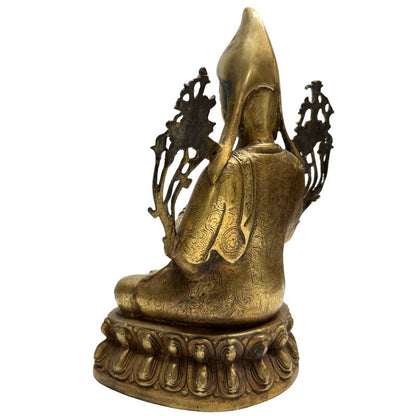 Nahaufnahme des doppelt gefalteten Lotusthrons der tibetischen Statue.