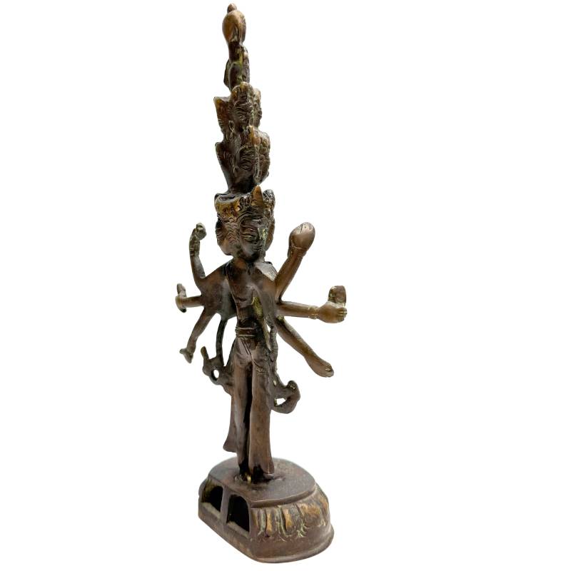Nahaufnahme des kunstvoll verzierten Lotusthrons der Bodhisattva Statue.