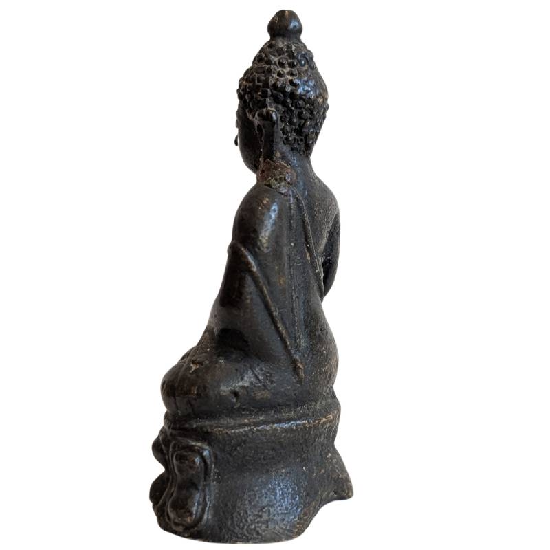 Antikes Mahayana-Devotionalien-Reisebild aus massiver Bronze, Darstellung mit Kalasha-Gefäß, Reste alter Vergoldung und tiefe Patina, Lot 148.