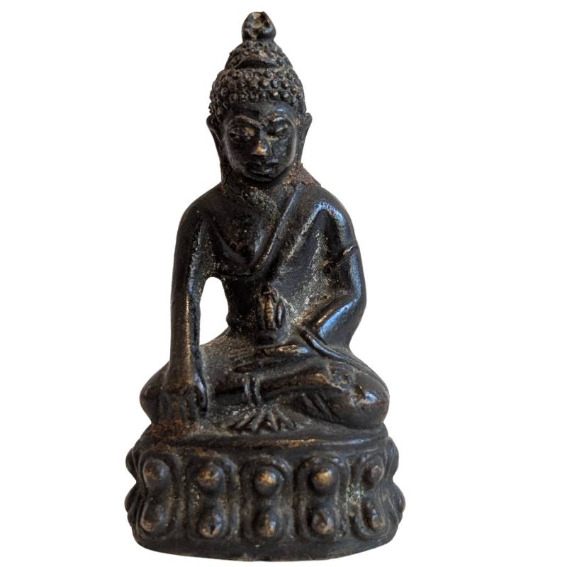 Antikes Mahayana-Reisebildnis aus massiver Bronze, Darstellung einer Gottheit mit Kalasha-Gefäß, sichtbare Reste alter Vergoldung und tiefe Patina, Lot 148.
