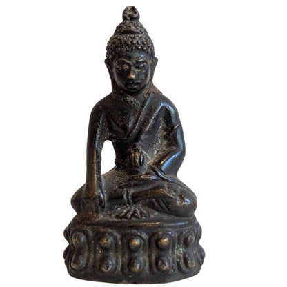 Antikes Mahayana-Reisebildnis aus massiver Bronze, Darstellung einer Gottheit mit Kalasha-Gefäß, sichtbare Reste alter Vergoldung und tiefe Patina, Lot 148.
