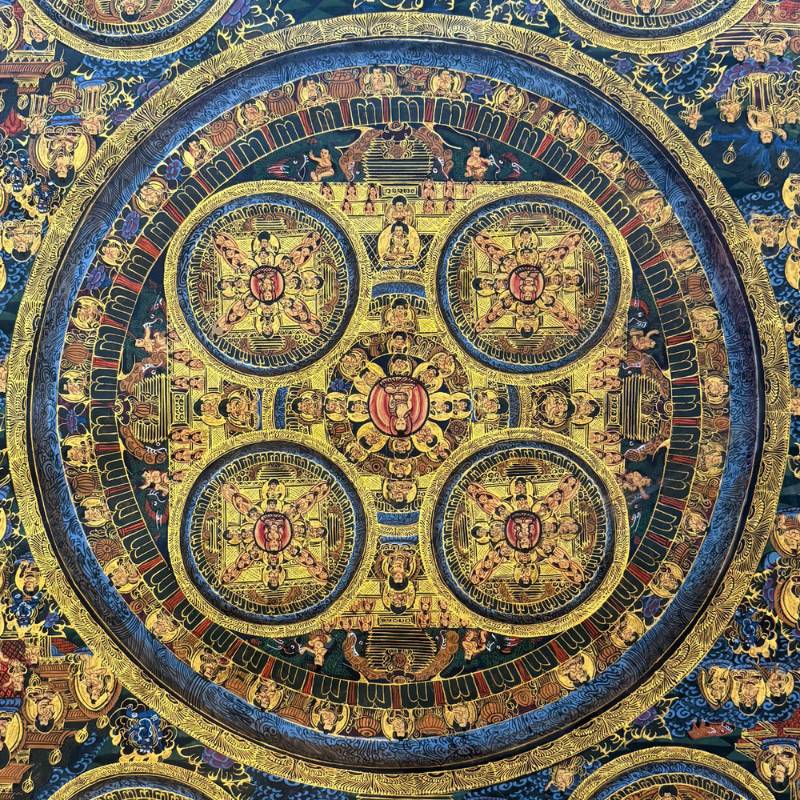 Symmetrisches Vajradhatu-Mandala Thangka aus Nepal, Komposition der fünf Dhyani-Buddhas mit feinem Linienwerk und Goldakzenten, handgemalt auf Stoff mit ritueller Patina, 1stbuddha.