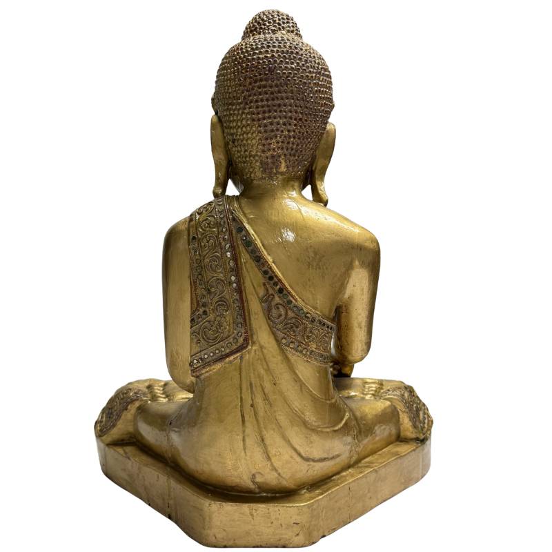holz buddha figur mit detailliertem gewand und glaseinlage
