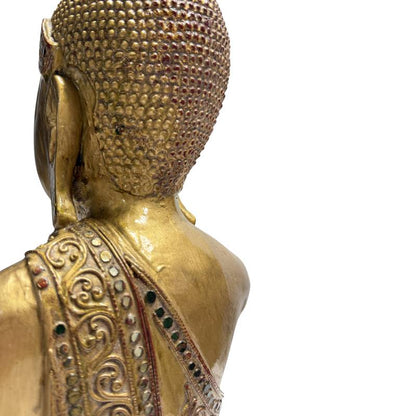 buddha figur aus holz mit lack und vergoldeten details
