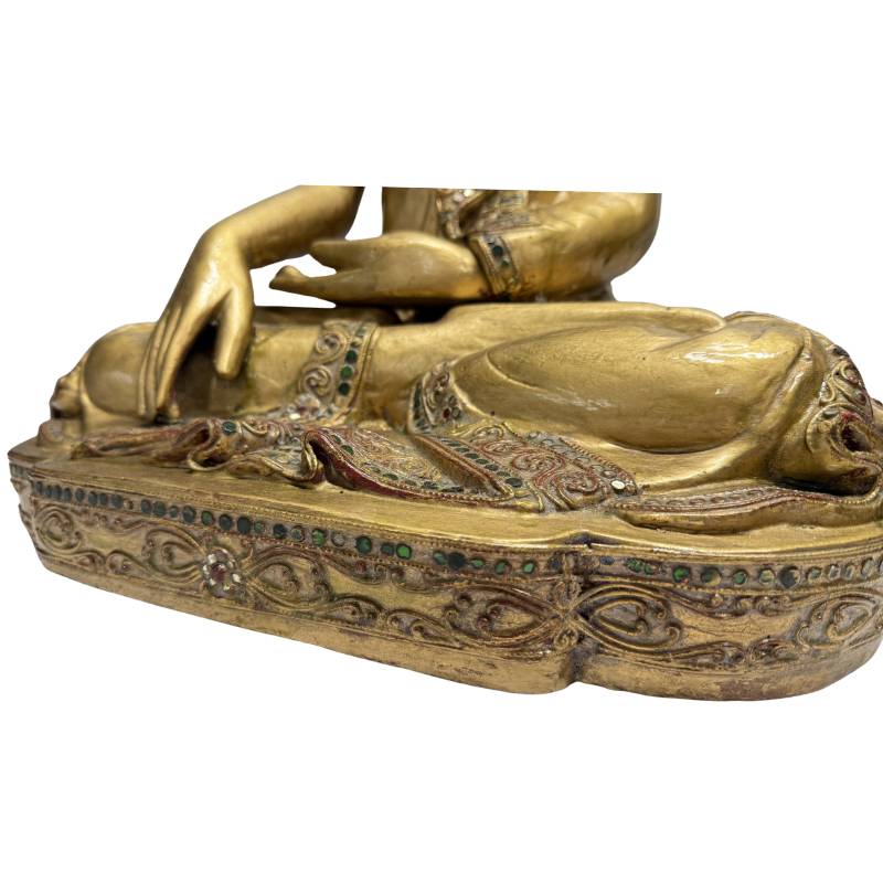 Großer vergoldeter Holz-Buddha aus Burma als zentrales Highlight für gehobene Inneneinrichtungen.