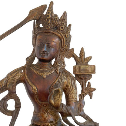 Bronze-Statue des Manjushri mit dem Buch der Weisheit (Prajnaparamita-Sutra) auf einer Lotusblüte
