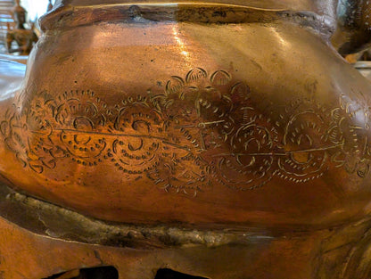 Detail der gealterten Metalloberfläche einer Tara-Bronze, natürliche Bronzestruktur mit rötlich-brauner Patina, Lot 408 bei 1stbuddha, 19. Jahrhundert, sichtbare Spuren historischer Gusskunst und Vergoldungsreste.