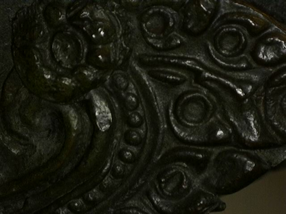 Mikroskopische Analyse der Gussqualität einer thailändischen Bronze. Die Aufnahme zeigt die feine Oberflächenstruktur des Bronzegusses, mineralische Patina-Einschlüsse und das Fehlen von Gussfehlern, Lot 445, 1stbuddha.