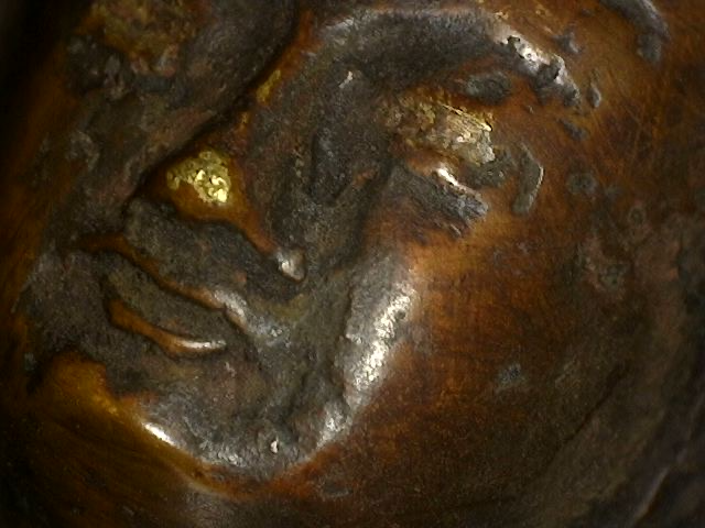 Mikroskopische Aufnahme der antiken Bronze-Patina eines Himalaya-Buddhas, Lot 462, Details der originalen Feuervergoldung und mineralischen Oxidation, 19. Jahrhundert, Nepal, 1stbuddha.