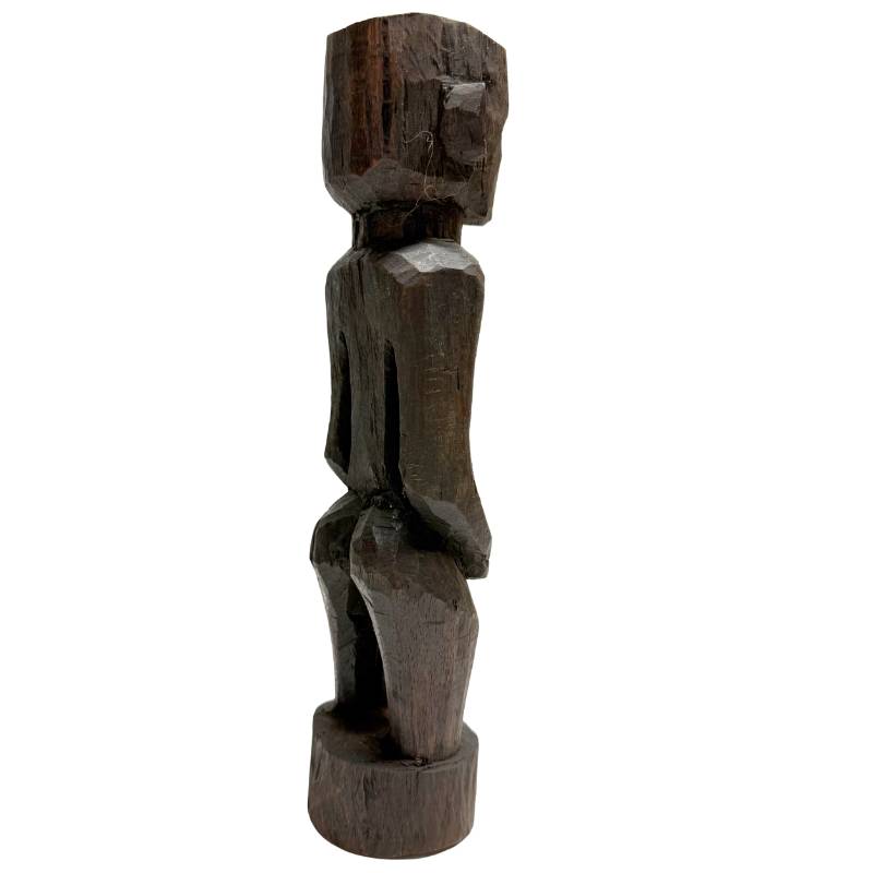 Seitenansicht der Mumuye Skulptur zeigt die typisch geschwungenen Arme.