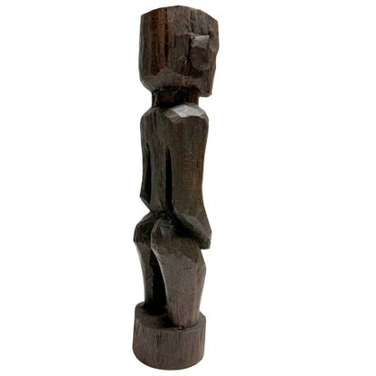 Seitenansicht der Mumuye Skulptur zeigt die typisch geschwungenen Arme.