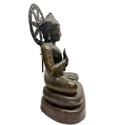 myanmar buddha dharmachakra mudra bronze skulptur gesicht detail mandalay stil ruhiger ausdruck