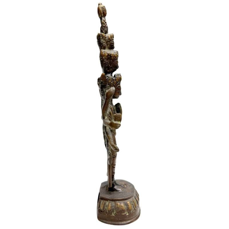 Friedvolles Gesicht der Avalokiteshvara Statue mit feinen Details im Bronzeguss.