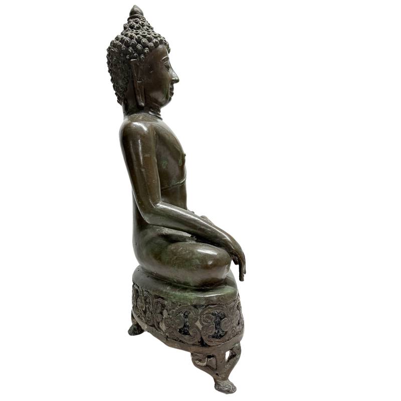 Detail des friedvollen Gesichts eines antiken thailändischen Buddhas.