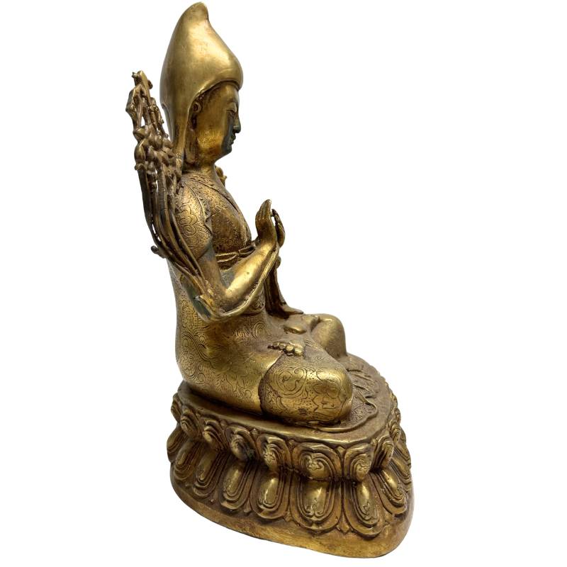 Gesichtsausdruck der Je Tsongkhapa Statue mit feiner Patina.
