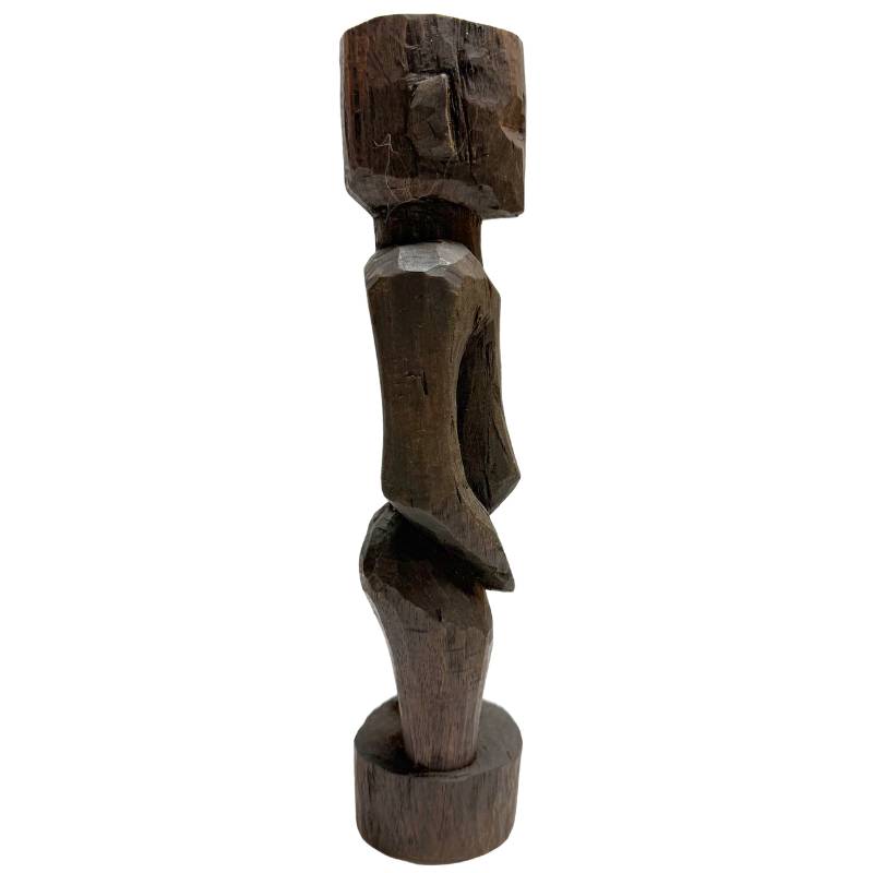 Detailaufnahme des abstrahierten Kopfes einer antiken Mumuye Holzfigur.