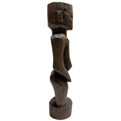 Detailaufnahme des abstrahierten Kopfes einer antiken Mumuye Holzfigur.