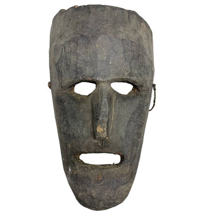 Handgeschnitzte Holzmaske aus Nepal mit langgezogenem Gesicht aus dunklem Holz

