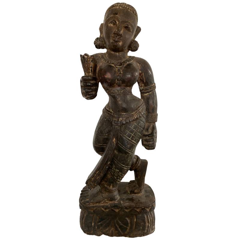 Holzfigur von Lakshmi aus Nepal – Newar Stil, massives Schnitzwerk mit Resten der Polychromie, stehende Haltung | 1stBuddha