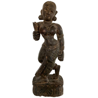 Holzfigur von Lakshmi aus Nepal – Newar Stil, massives Schnitzwerk mit Resten der Polychromie, stehende Haltung | 1stBuddha