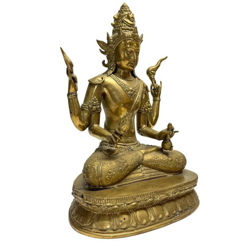 Antike nepalesische Vajrayana-Bodhisattva-Bronze aus einem Newar-Atelier, 18.–19. Jahrhundert, Lot 444 bei 1stbuddha, vierarmige Darstellung mit Kapala und Öllampe, 34,5 cm Höhe, schwere Kupfer-Zinn-Legierung mit Resten von Feuervergoldung.