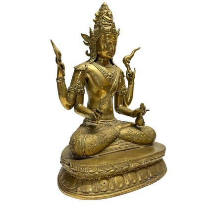 Antike nepalesische Vajrayana-Bodhisattva-Bronze aus einem Newar-Atelier, 18.–19. Jahrhundert, Lot 444 bei 1stbuddha, vierarmige Darstellung mit Kapala und Öllampe, 34,5 cm Höhe, schwere Kupfer-Zinn-Legierung mit Resten von Feuervergoldung.