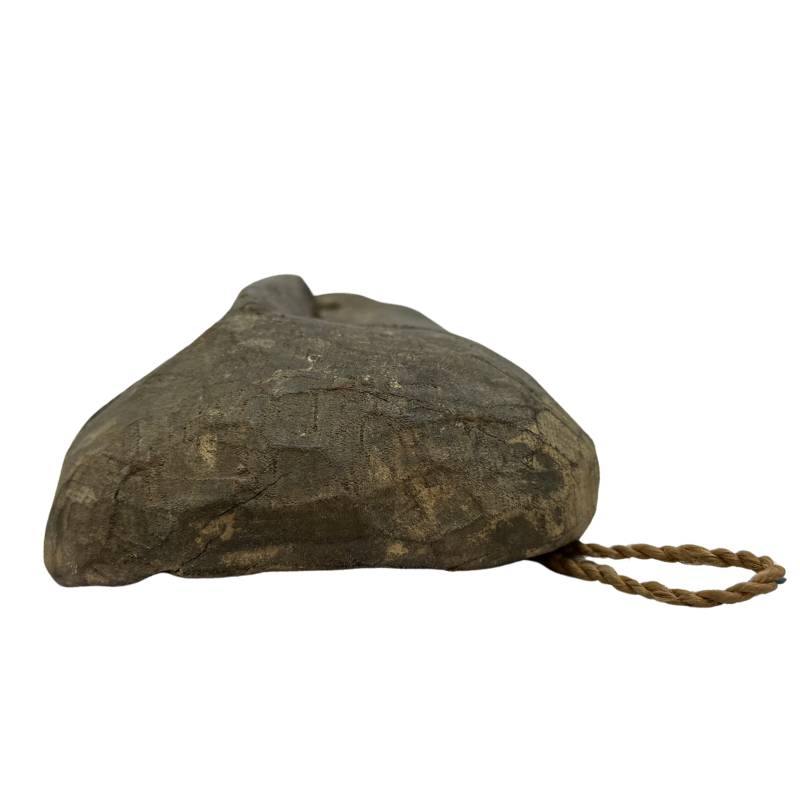Nepalesische Holzmaske mit langem Gesicht als rituell genutztes Objekt aus Holz  