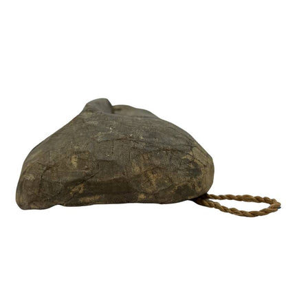 Nepalesische Holzmaske mit langem Gesicht als rituell genutztes Objekt aus Holz  
