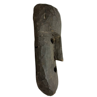 Nepalesische Maske aus Holz als traditionelles Objekt mit gewachsener Oberfläche  