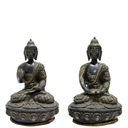 Paar nepalesische Buddha-Statuen aus feuervergoldeter Bronze, Lot 457, traditioneller Newar-Stil aus Patan, 18,5 cm hoch, Abhaya Mudra, 3,2 kg Gesamtgewicht, frühes 20. Jahrhundert, 1stbuddha.