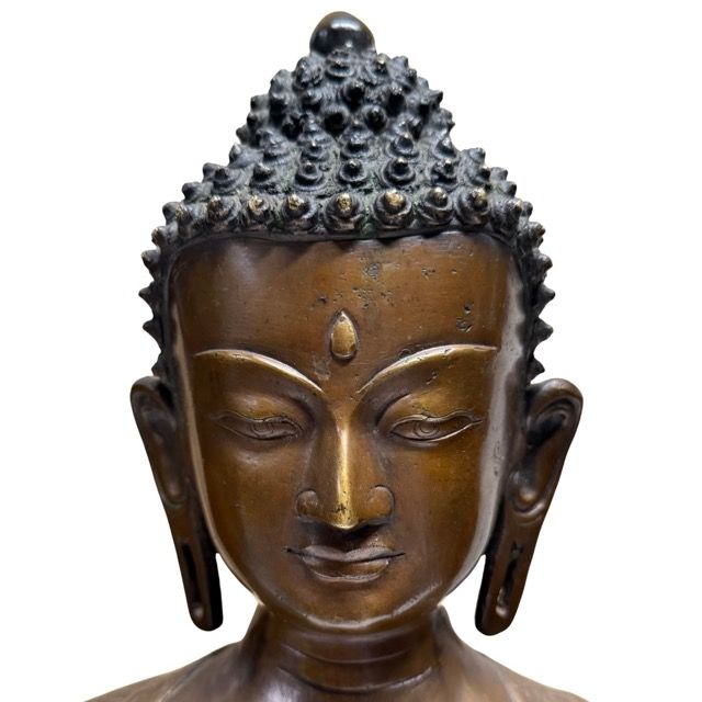 Buddha-Büste aus der Newar-Tradition (Patan, Nepal), massive Bronze mit feiner Patina, 37 cm hoch, 6,4 kg schwer
