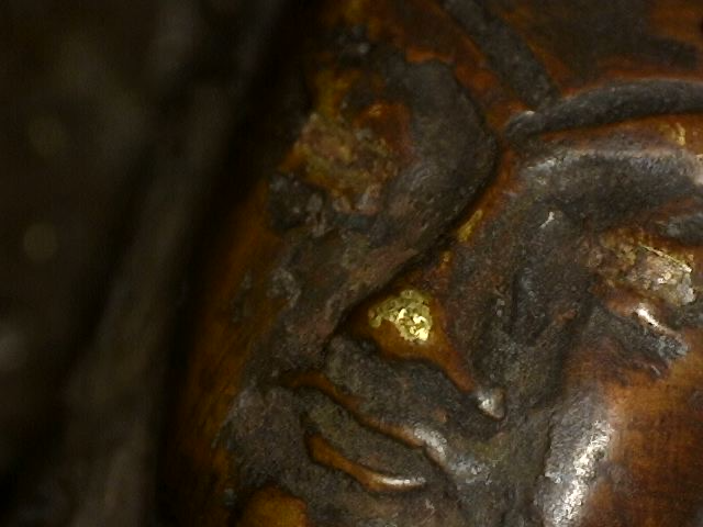 Mikroskopische Aufnahme der Oxidationsprozesse auf einer antiken Bronze-Statue, Lot 462, 19. Jahrhundert, Nepal, Details der mineralischen Patina und Goldreste unter 50-facher Vergrößerung, 1stbuddha.