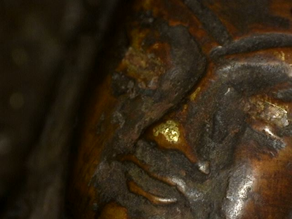 Mikroskopische Aufnahme der Oxidationsprozesse auf einer antiken Bronze-Statue, Lot 462, 19. Jahrhundert, Nepal, Details der mineralischen Patina und Goldreste unter 50-facher Vergrößerung, 1stbuddha.