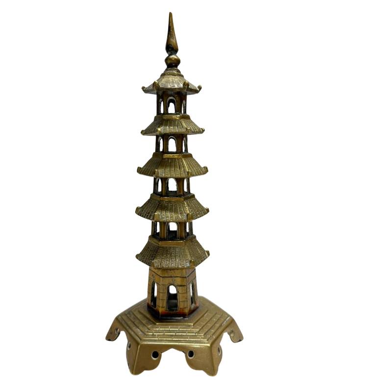 Nahaufnahme der filigranen Spitze der Begleittürme, ein Symbol für den Aufstieg zur Erleuchtung in der sino-tibetischen Kunst
